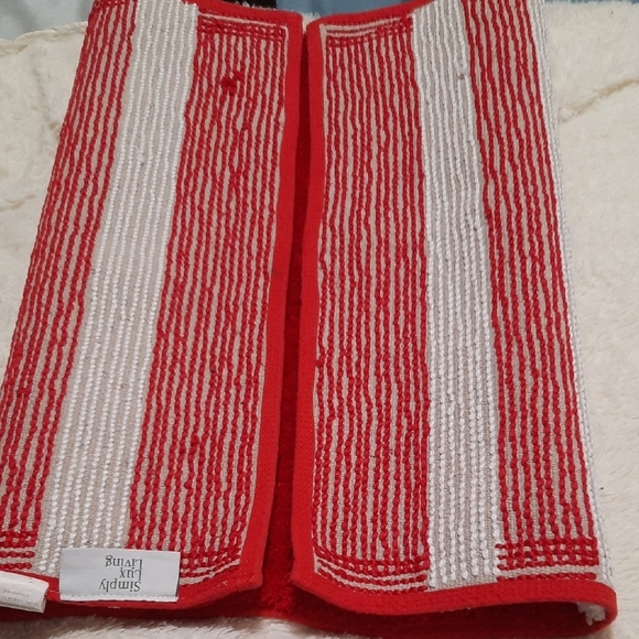 Elegant Red and White Bath Towels - Picture 7 of 13